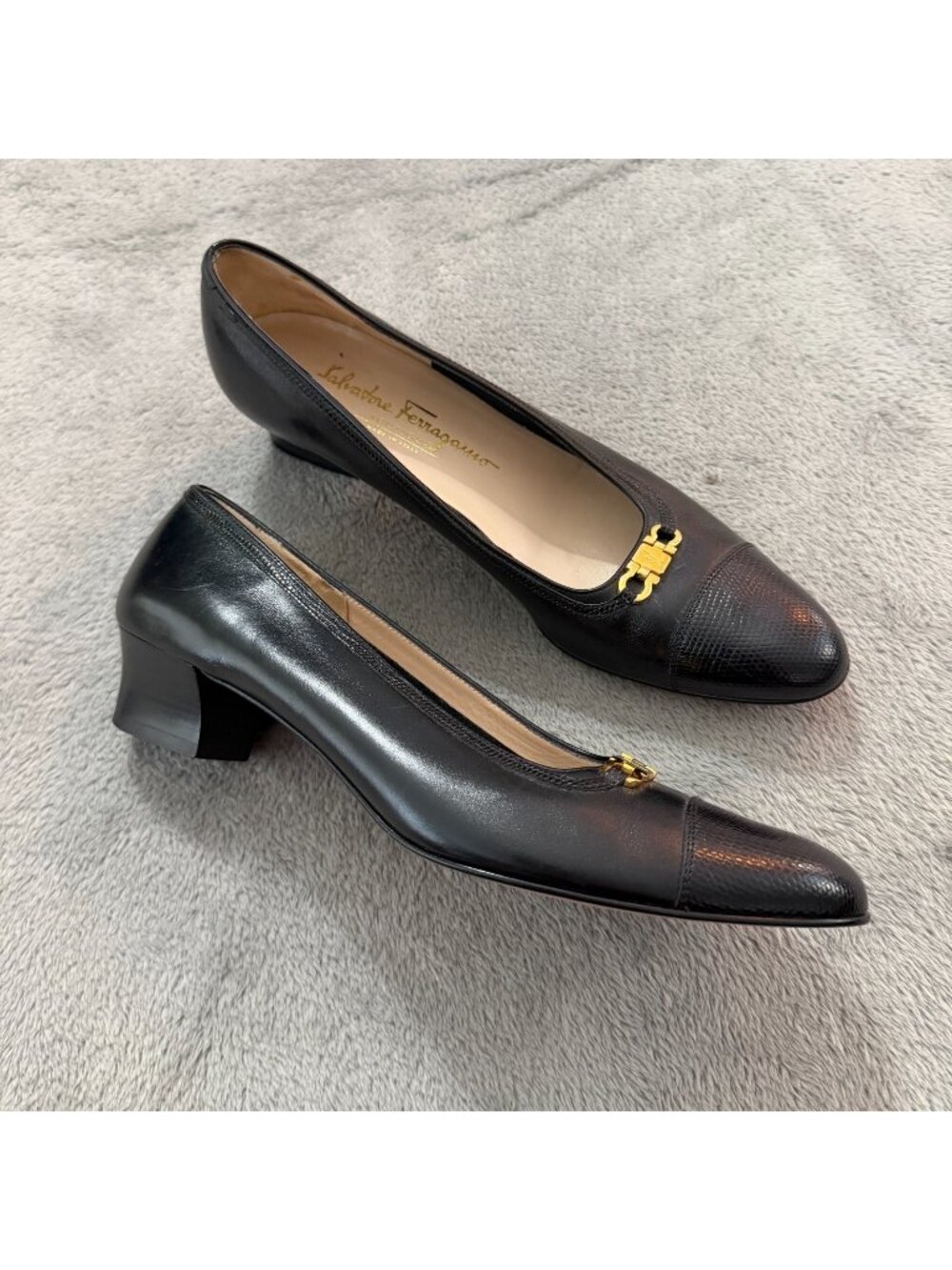 Salvatore Ferragamo Black Leather Gold Round Toe Heels Shoes 10 Narrow A4